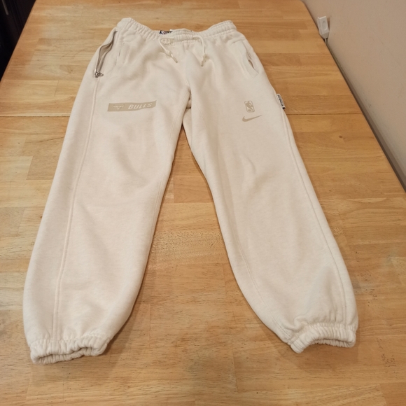Nike NBA Chicago Bulls Cream Showtime Performance Pants Men's Size Small - Picture 2 of 15
